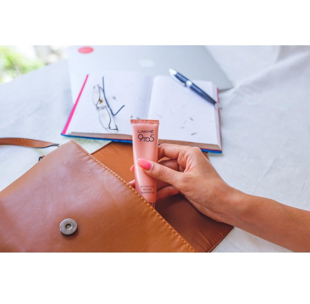 Lakmé 9To5 Powerplay Mousse Matte Liquid Light Coverage Foundation For All Skin Mini,01 Rose Ivory,6g , 1 Count