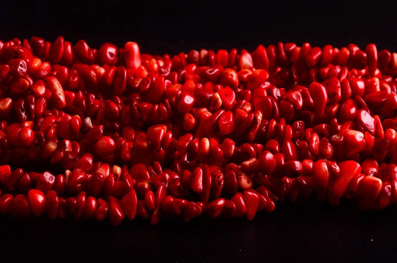Natural Chip Stone Beads Red Coral 5-8mm About 400 Pieces Irregular Gemstones Healing Crystal Loose Rocks Bead Hole Drilled DIY for Bracelet Jewelry Making Crafting (5-8mm, Red Coral)
