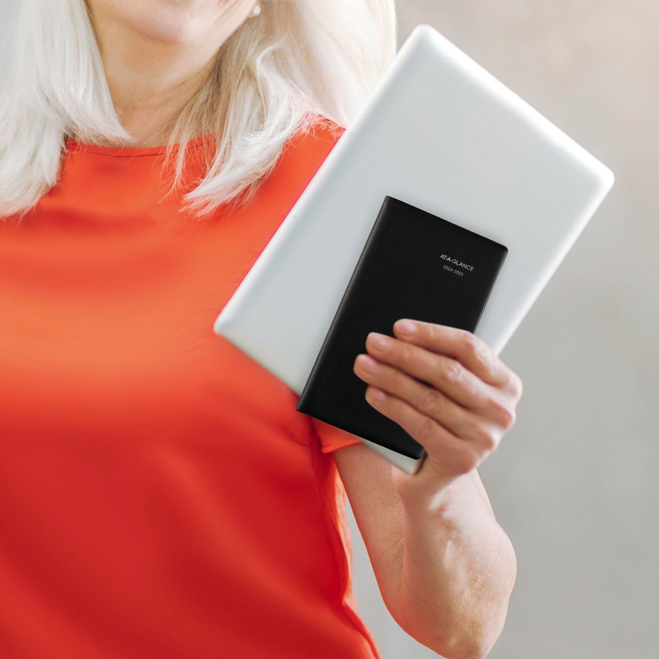 AT-A-GLANCE Planner 2024-2025 Academic, Monthly Pocket Planner, 3-1/2" x 6", Flexible Cover, DayMinder, Black (AY5300) Pocket Size 2024-2025 New Edition