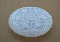 Amazing Gemstone Selenite Palm Stone - OM Engraved Hot Massage Worry Stone for Natural Body Chakra Balancing, Reiki Healing and Crystal Grid Selenite (Om Engraved)