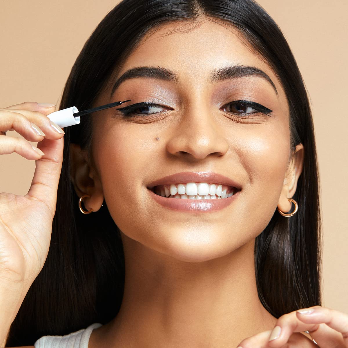 Mamaearth Soothing Waterproof Glossy Finish Liquid Eyeliner With Almond & Castor Oil For 10 Hr Long Stay - 3.5 Ml, Black