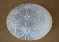 Amazing Gemstone Selenite Palm Stone - Flower of Life Engraved Hot Massage Worry Stone for Natural Body Chakra Balancing, Reiki Healing and Crystal Grid Selenite (Flower of Life Engraved)