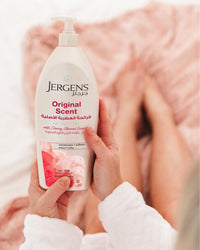 Jergens Original Scent Dry Skin Lotion, Body and Hand Moisturizer for Long Lasting Skin Hydration, with HYDRALUCENCE blend and Cherry Almond Essence, 600ml