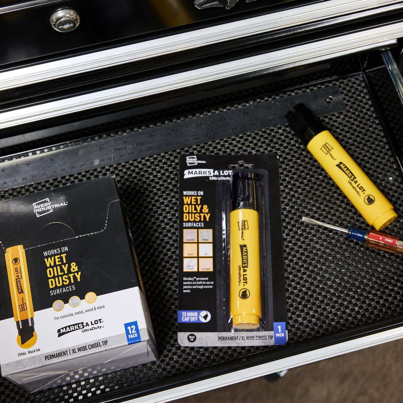 AVERY Marks A Lot UltraDuty Permanent Markers, XL Wide 18mm Chisel Tip, Water Resistant, 1 Black Industrial Marker (29865)