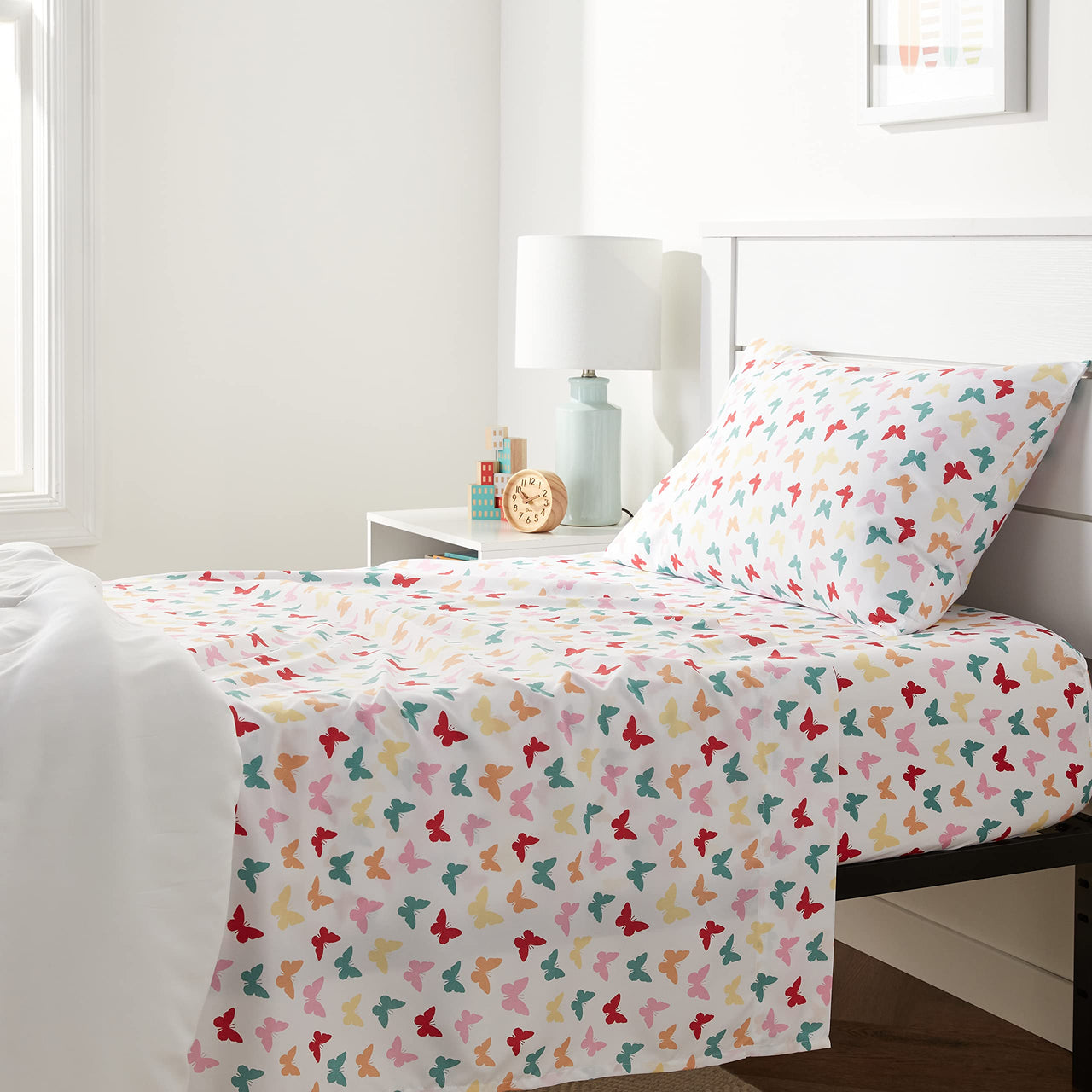 Basics Kid's  Butterfly Friends Soft Easy-Wash Microfiber 3-Piece Sheet Set, Twin, Multi-Color Butterflies, Printed