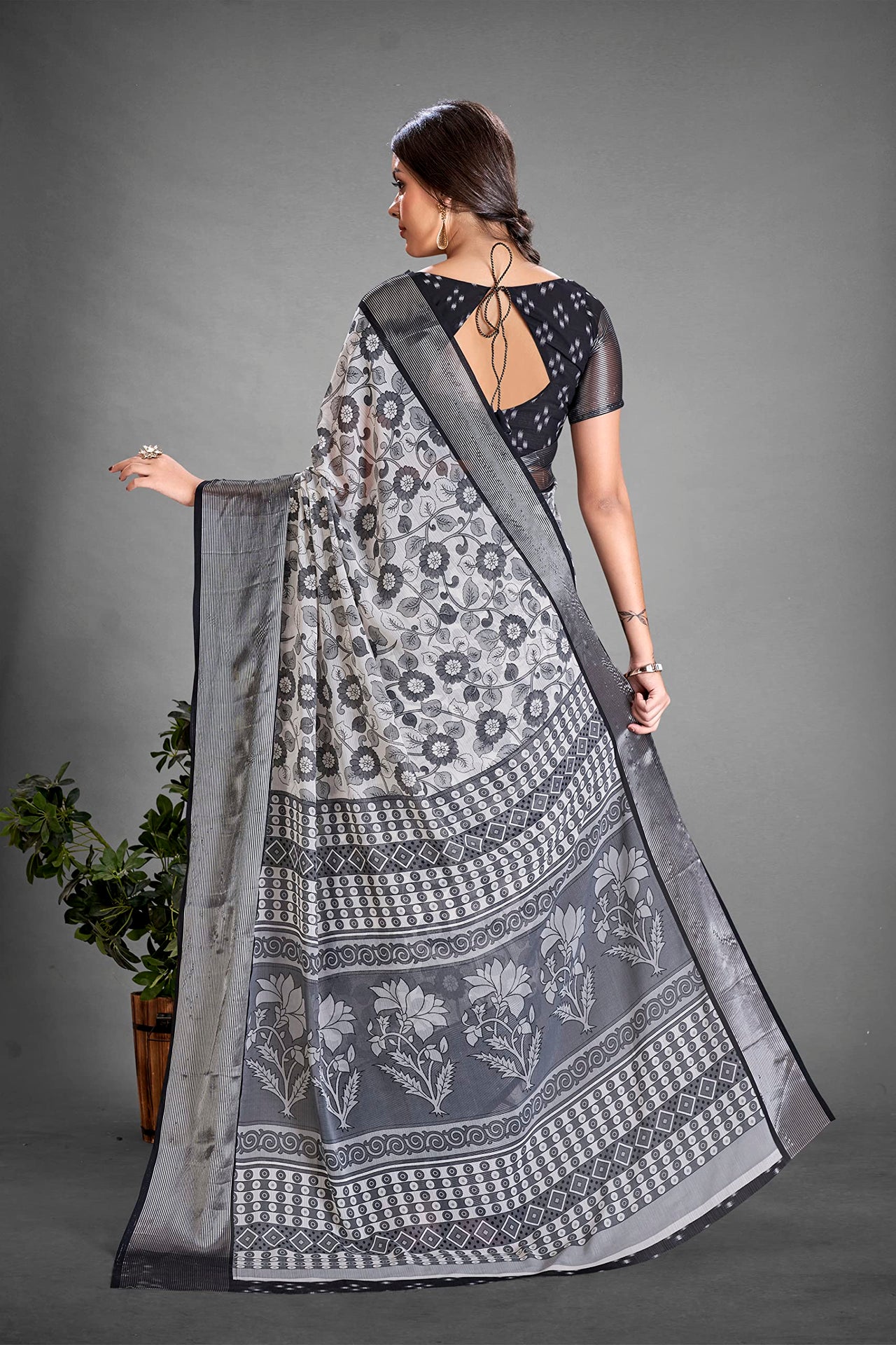 Amazon Brand - Tavasya Women Women Saree