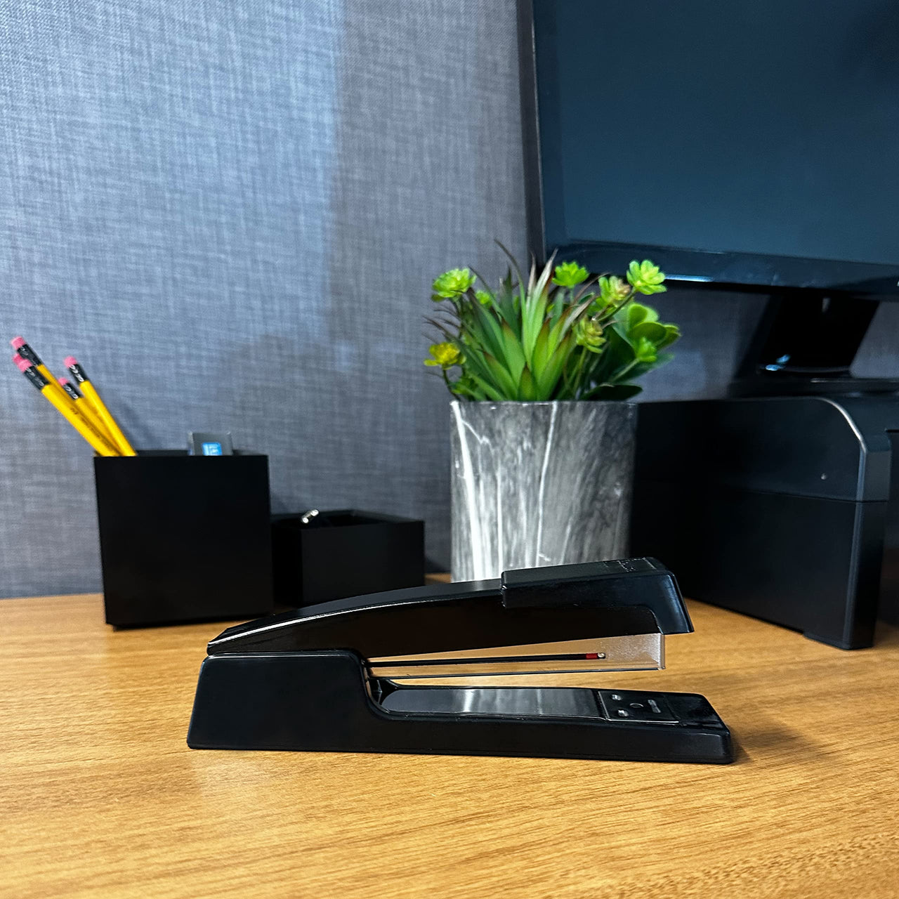 Bostitch Office B440BK B440 Executive Full Strip Stapler, 20-Sheet Capacity, Black (BOSB440BK) Full Sized