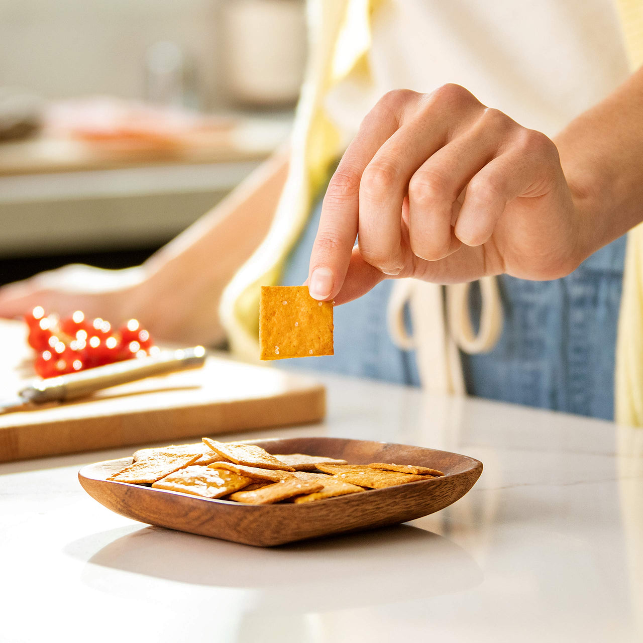 Munchkin Milkmakers Lactation Cheddar Crisps for Breastfeeding Moms with Oats and Flax, 6 Count